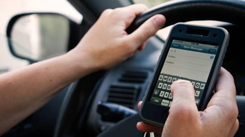 Ce amendă poți lua dacă vorbești la telefon la volan