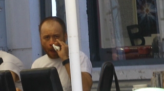 Dupa ce si-a curatat masina si-a facut o "revizie" faciala. Vezi ce chitarist celebru a fost prins cu degetul in nas