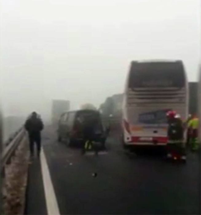 Imagine de la locul accidentului de la Nădlac, unde cel puţin 4 persoane şi-au pierdut viaţa şi 10 au fost rănite, după ce un autocar a intrat în coliziune cu mai multe autoturisme