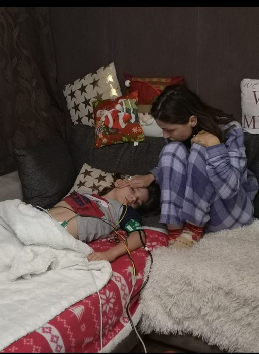 Adela, alături de fiul ei, Davis, pe care-l îngrijește ca pe ochii din cap