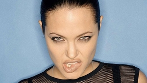 TRAGEDIE! Angelina Jolie si-a extirpat ambii sani! Risca sa se imbolnaveasca de cancer ovarian si la san