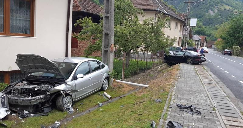 Accident într-o comună din Alba! Un bolid Ferarri a fost făcut praf