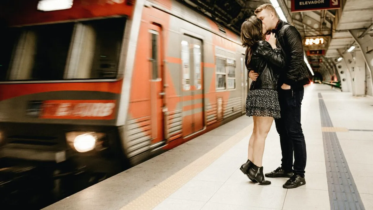 Un tânăr din Bucureşti şi-a găsit dragostea vieţii, la metrou: De câteva luni, am schimbat ruta spre birou