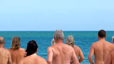 Imagini strigatoare la Cer! Ce au facut mai multi nudisti, chiar in fata copiilor, pe plaja in statiunea 2 Mai!