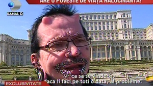 VIDEO Barbatul cu cele mai multe piercinguri din lume socheaza din nou! Are coarne din silicon pe cap, bile de teflon in brate si magneti in varfurile degetelor