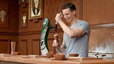 Vezi cum arată barul confecţionat integral din ciocolată! Aici poţi bea bere din pahare comestibile! 