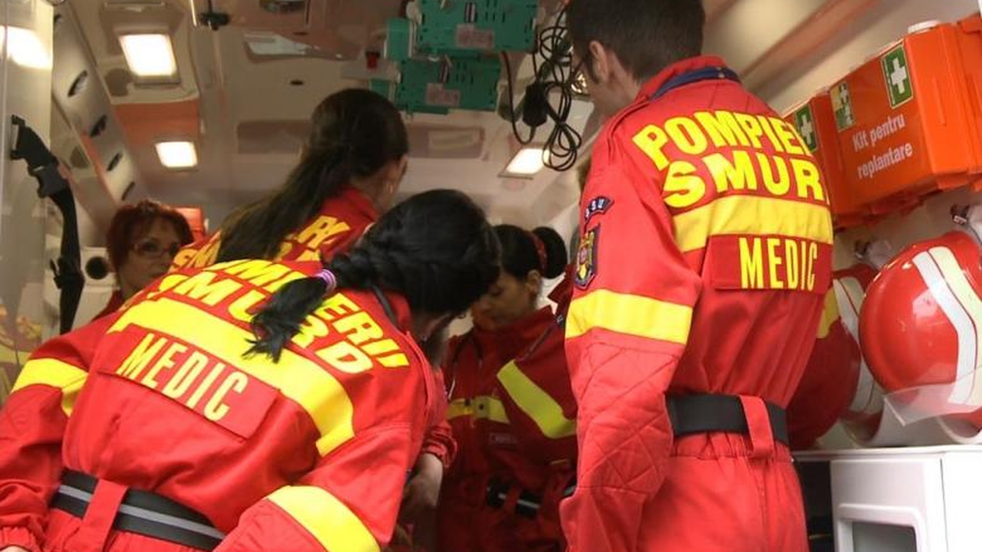 Accident grav în Vrancea. O tânără de 27 de ani s-a izbit cu mașina de un copac