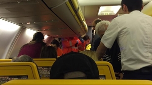 Momente cumplite într-un avion Londra-București. Aterizare de urgență după ce o femeie a făcut o criză!