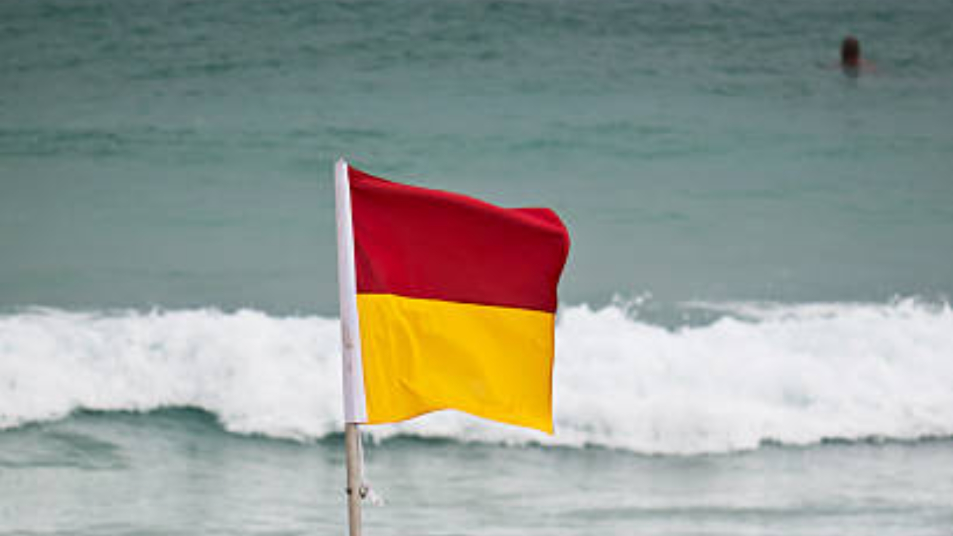 O persoană a murit înecată în Mamaia Nord. Pe plajă nu era arborat steagul roșu