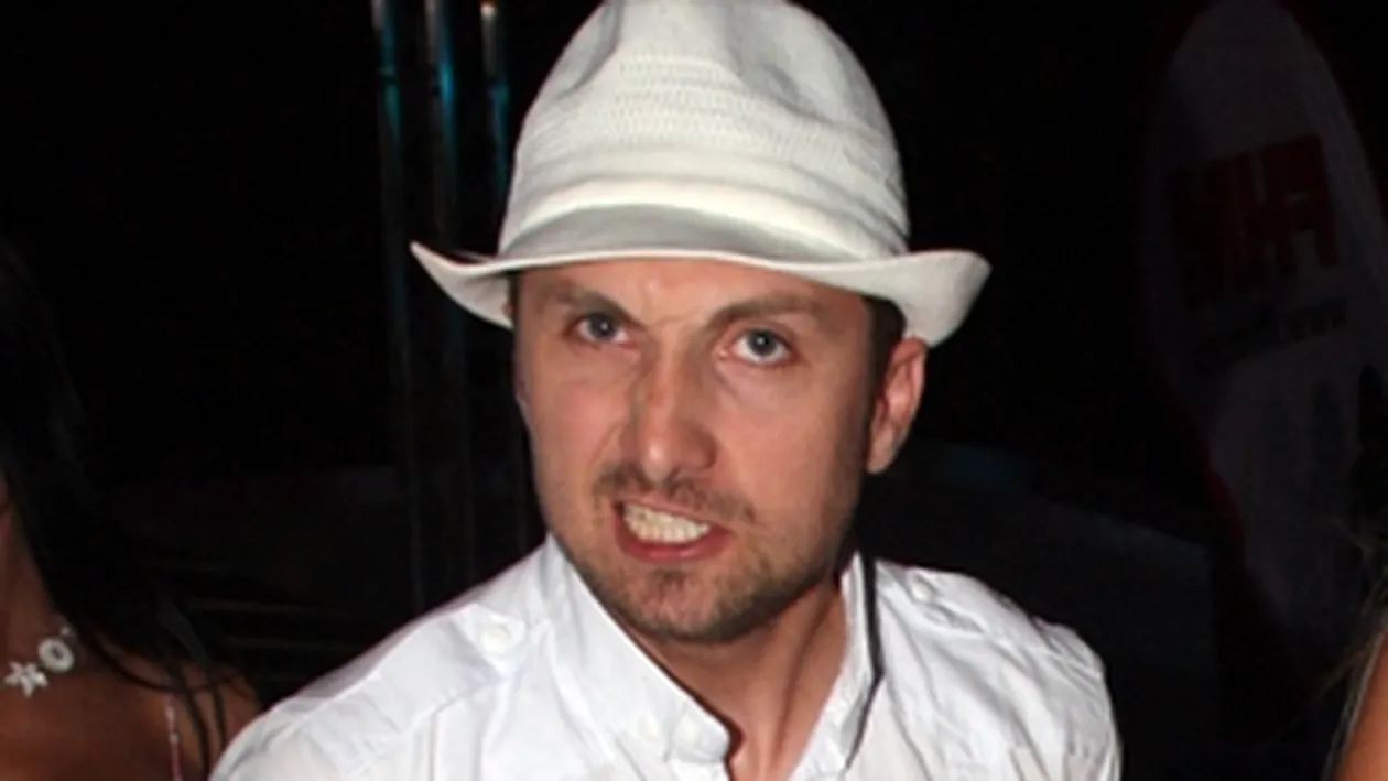 Dani, ce-ti mai plac silicoanele! Uite-l cum se holbeaza la sanii Adinei Barbu