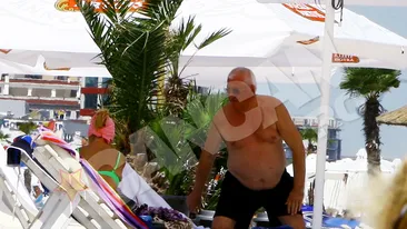 Dom’ Mitica de la Liga s-a refugiat la mare, dar nu sta la soare! Se relaxeaza sub umbrela si socializeaza in apa