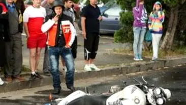 Accident grav in Brasov: trei motociclisti s-au lovit violent de un taxi care le-a taiat calea