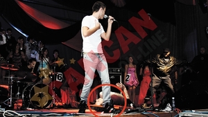 S-a prabusit pe scena