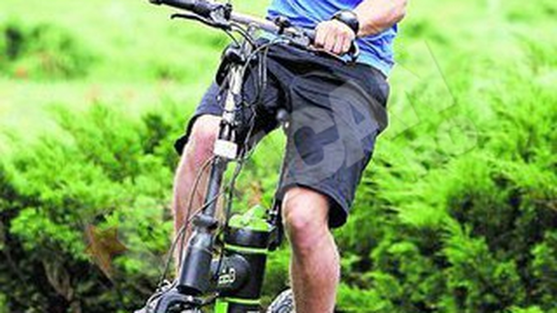Dani si-a scos bicicleta de fite in parc