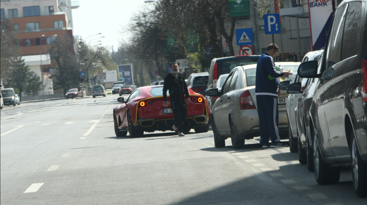Dan Nicorescu se îndreaptă către intrarea în Carrefour