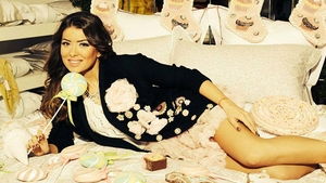 Cea mai frumoasa Craciunita-mama! Uite in ce pozitie sexy il asteapta Laura Teodoru pe Mos Craciun