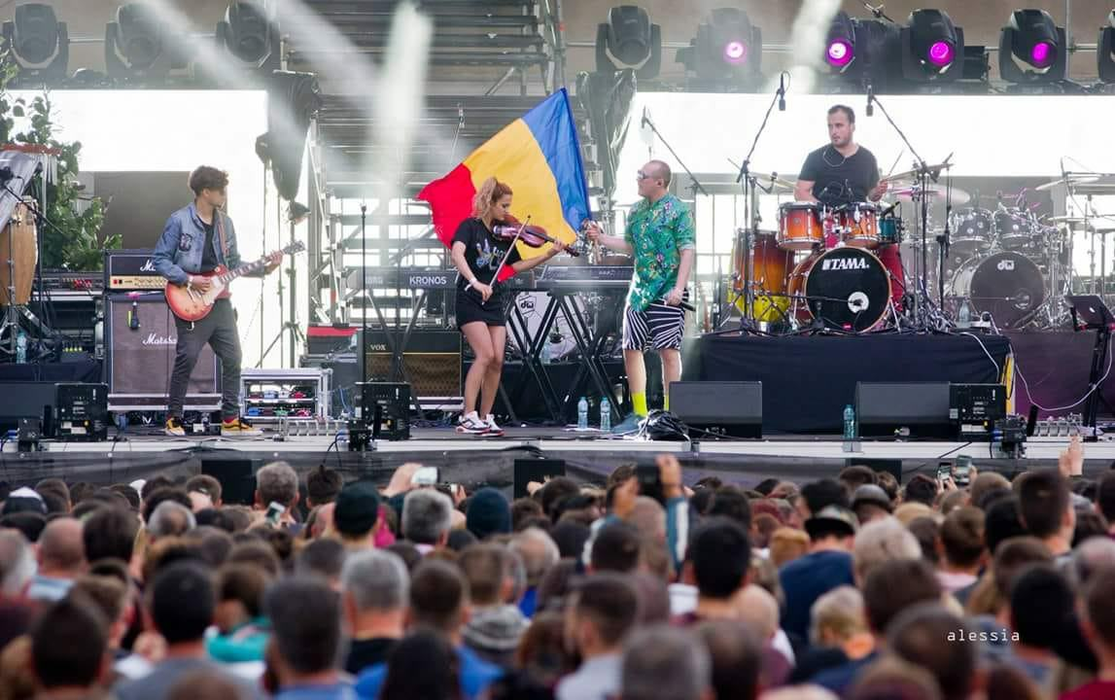 Alice Badea și What's Up, pe scena unui show. Fotografia a fost făcută publică pe 13 iunie 2018 © Facebook