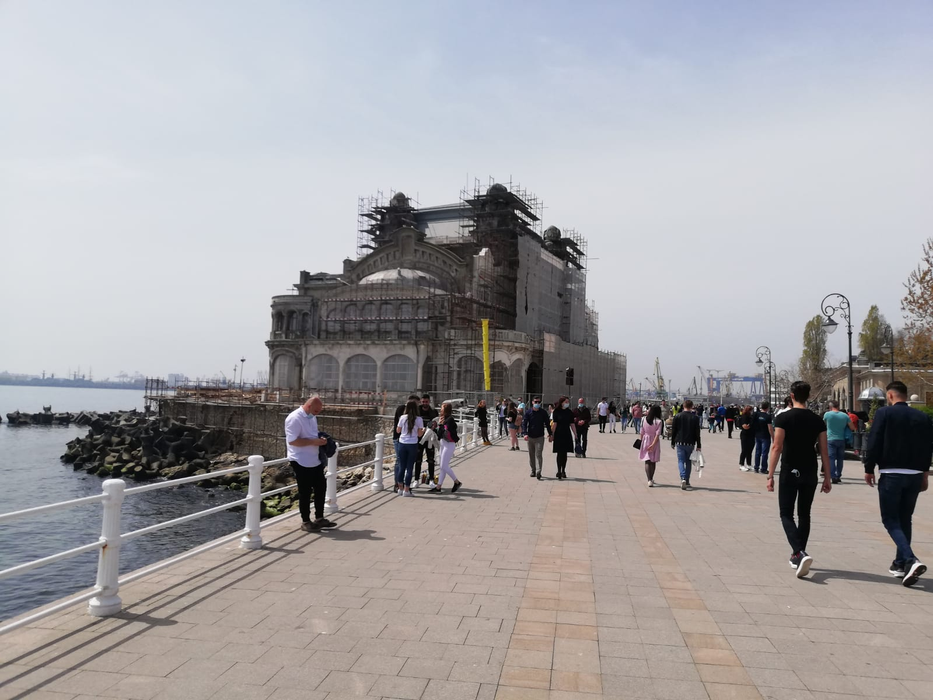 Constănțenii au ieșit la plimbare pe faleza de la Cazinou, de 1 Mai, înainte de Înviere