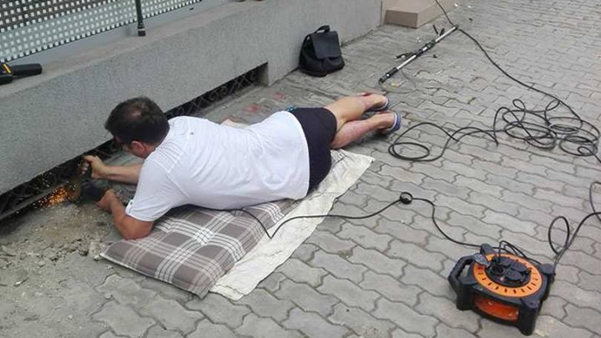 A săpat o groapă sub o bancă din Mizil pentru a salva un căţel captiv în beci: ”Mi-a rupt inima să-l văd cum s-a agăţat cu labuţele de cartof să-l ridic”