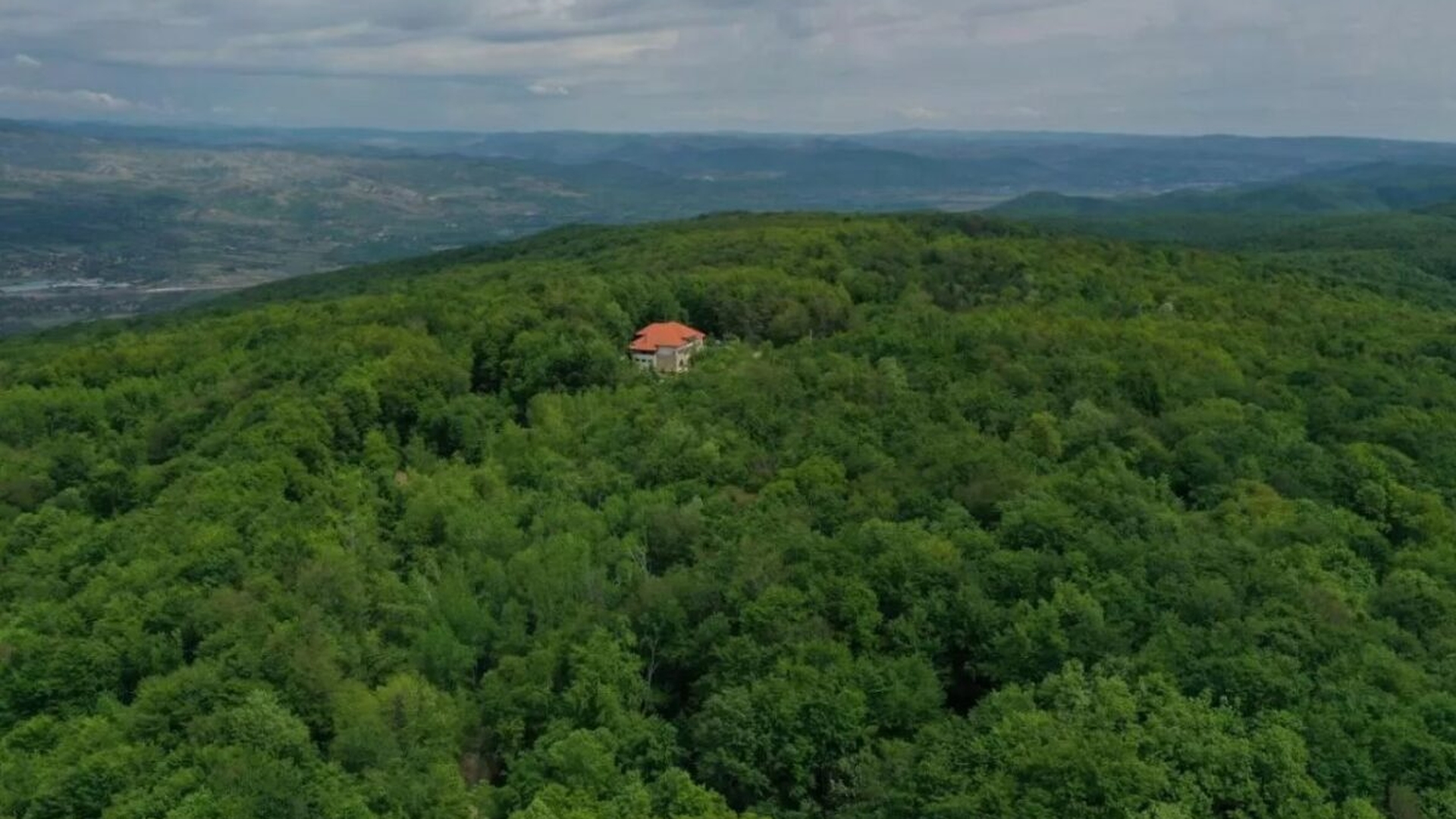 O familie s-a mutat de 19 ani într-o casă în pădure, unde nu se ajunge cu mașina: „Copiilor le era rușine. S-au săturat de tăiat lemne”