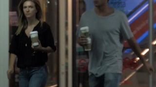 VIDEO Adela Popescu si Radu Valcan merg la mall fiecare cu masina lui! Se relaxeaza cu cate o cafea