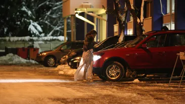 S-a vrut Craiasa Zapezii, dar a facut echilibristica pe gheata. Vezi cat de neinspirat s-a imbracat Lazarut in toiul iernii