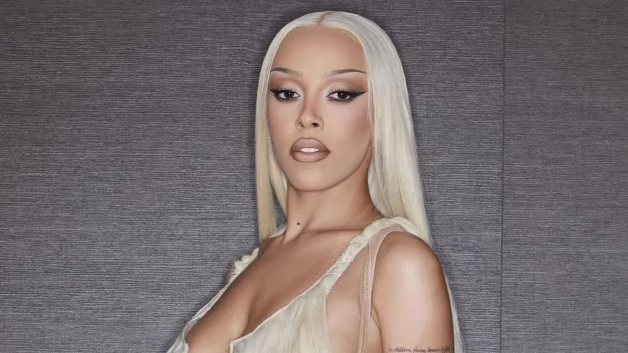 Cea mai „păcătoasă” apariție în prag de Paște! Cum s-a lăsat „atinsă” de aparatul foto Doja Cat