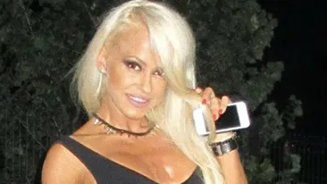 El este noul iubit al Andei Adam? Cantareata, fotografiata in timp ce face ASTA cu un barbat misterios