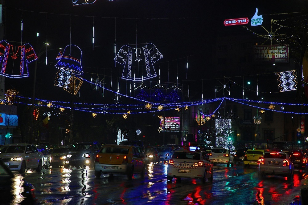 VIDEO / S-au aprins luminiţele de Crăciun! Programul din Bucureşti şi din ţară