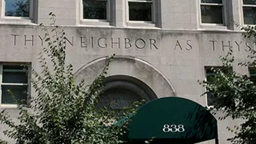 Un paun s-a mutat la geamul unui apartament de 24 de milioane de dolari