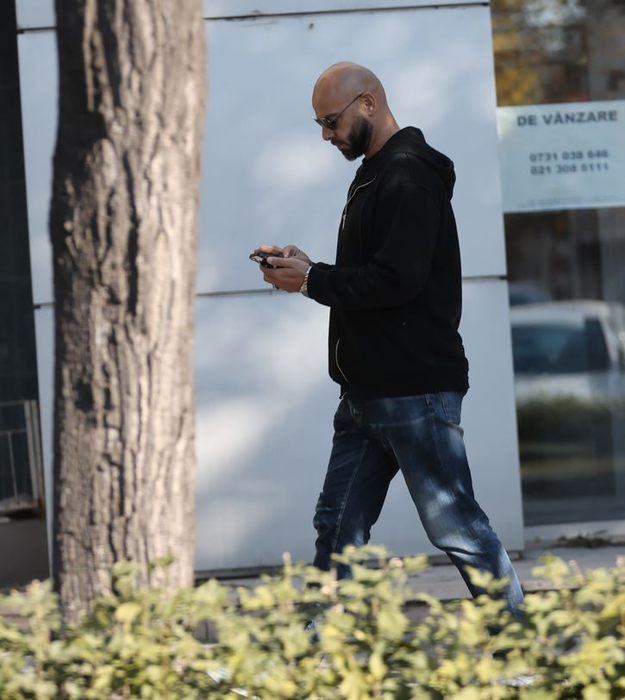 Giani Kiriță își verifică telefonul (SURSA FOTO: CANCAN.RO)