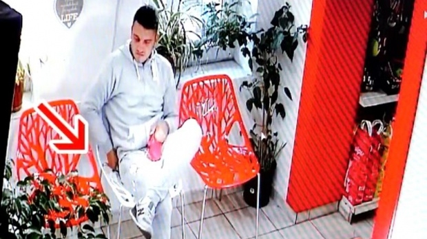 A fost surprins de camere în timp ce fura banii unei cliente. Este incredibil ce a făcut tânărul din Timișoara