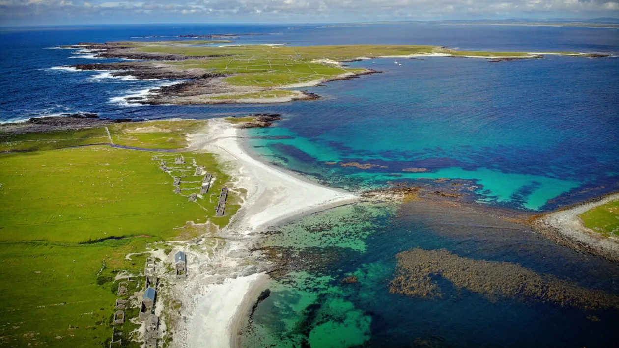 Insula secretă a Irlandei, complet abandonată: plaje cu nisip alb, ape turcoaz și faună sălbatică la doar câțiva kilometri de țărm