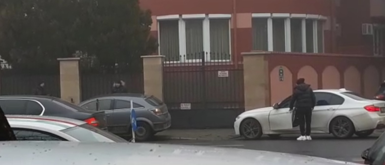 Fiii lui Vasile Turcu l-au apostrofat serios pe bărbatul care a parcat în apropierea casei lor