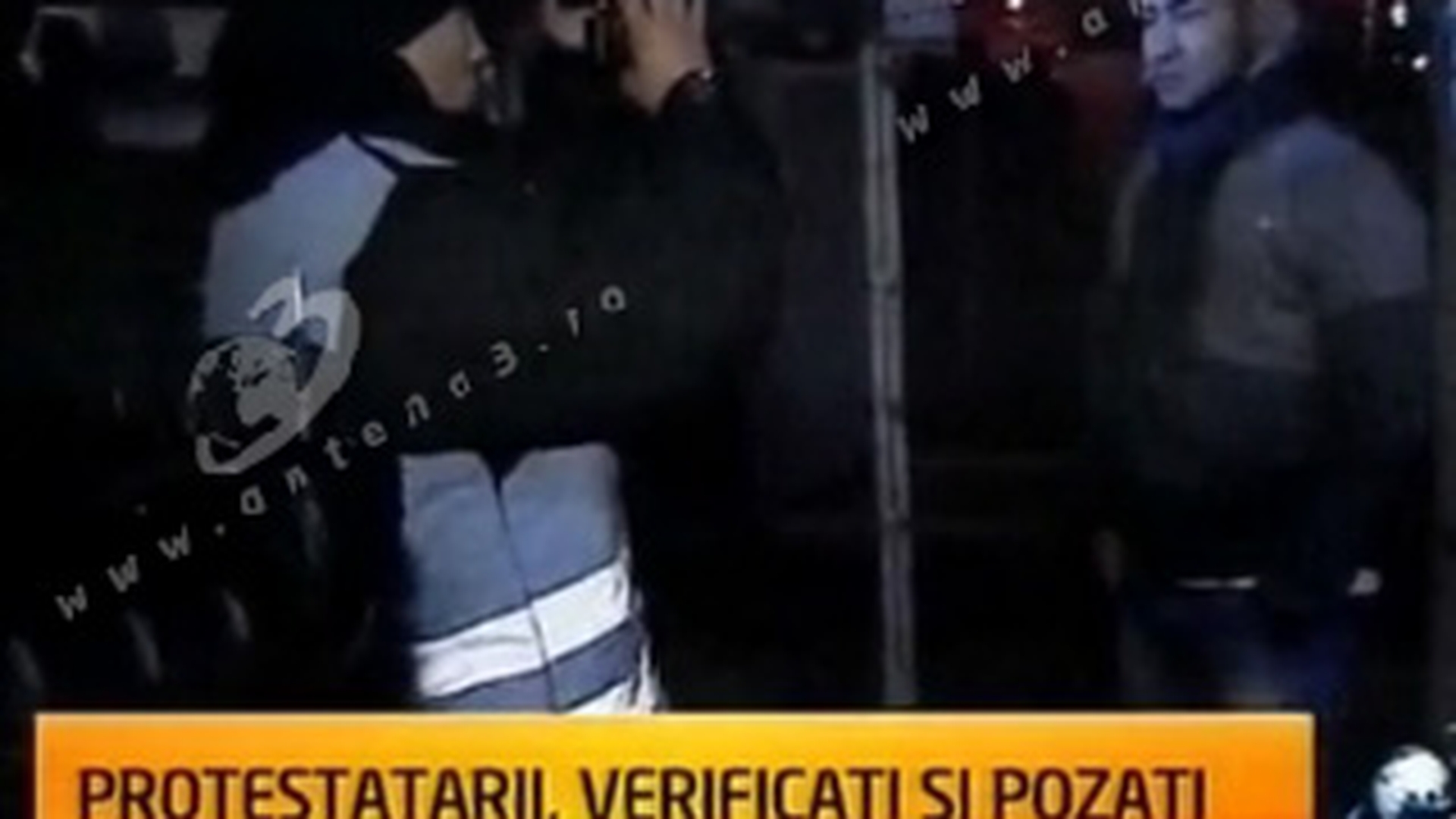 VIDEO Peste 50 de persoane care protestau in Piata Universitatii au fost duse la sectii de politie din Capitala