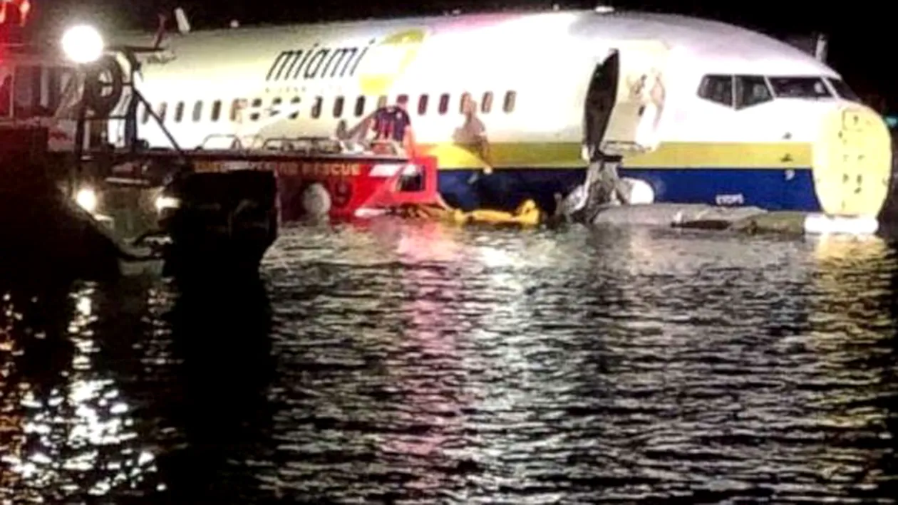 Un Boeing 737 cu 136 de persoane la bord a intrat într-un râu din Florida