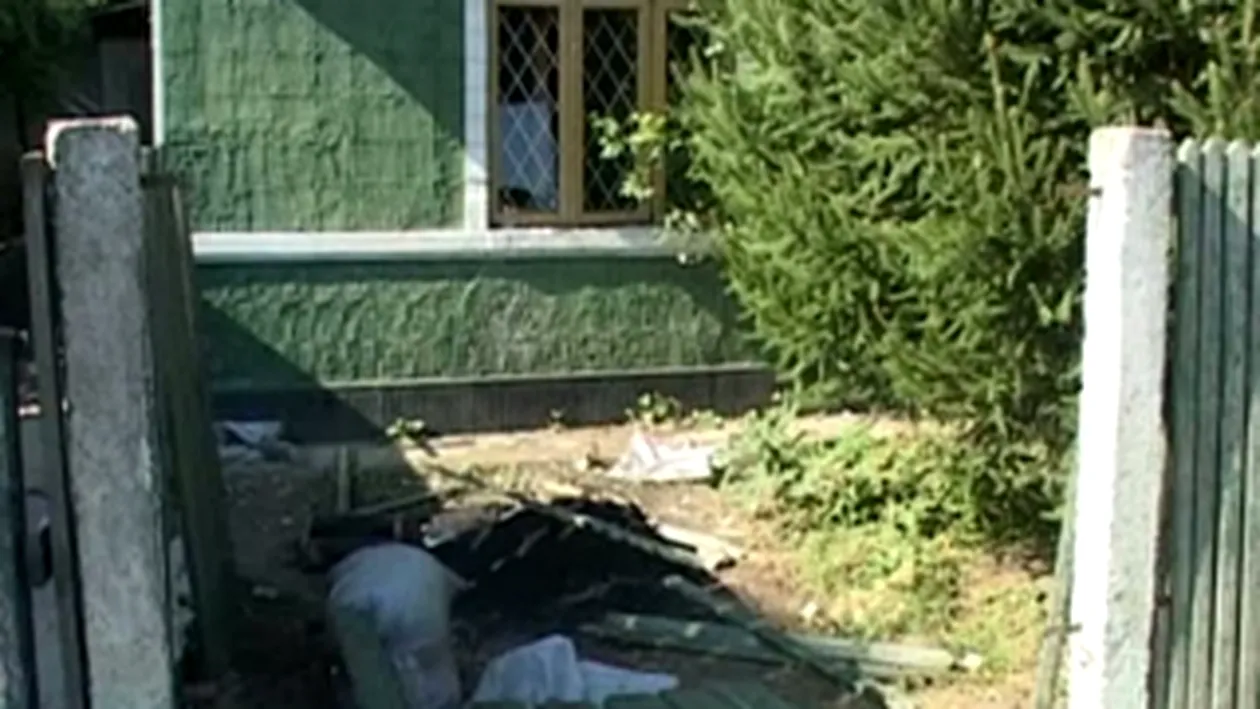 Patru tineri au vandalizat o casa si doua masini, suparati ca un amic de pahar nu a mai vrut sa bea cu ei!