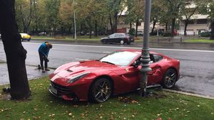 Ultima oră: accident uluitor în centrul Bucureştilor! Fostul boss milionar de la ”Asigurări” şi-a izbit de stâlp Ferrari-ul de 350 mii €!
