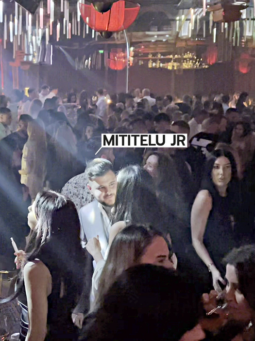 Mititelu Jr. flirtează cu o brunetă (Foto: CANCAN.RO)