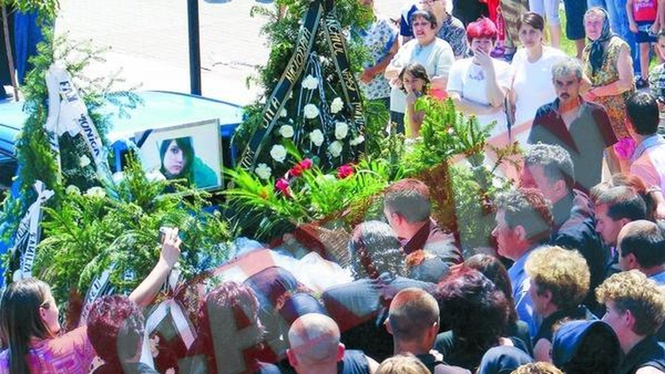 I-au facut slujba in biserica elevei sinucigase