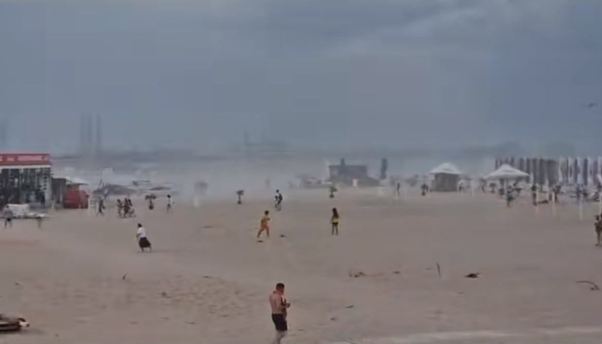 Furtuna de nisipi a alungat turiștii de pe plajă/ sursă foto: Facebook