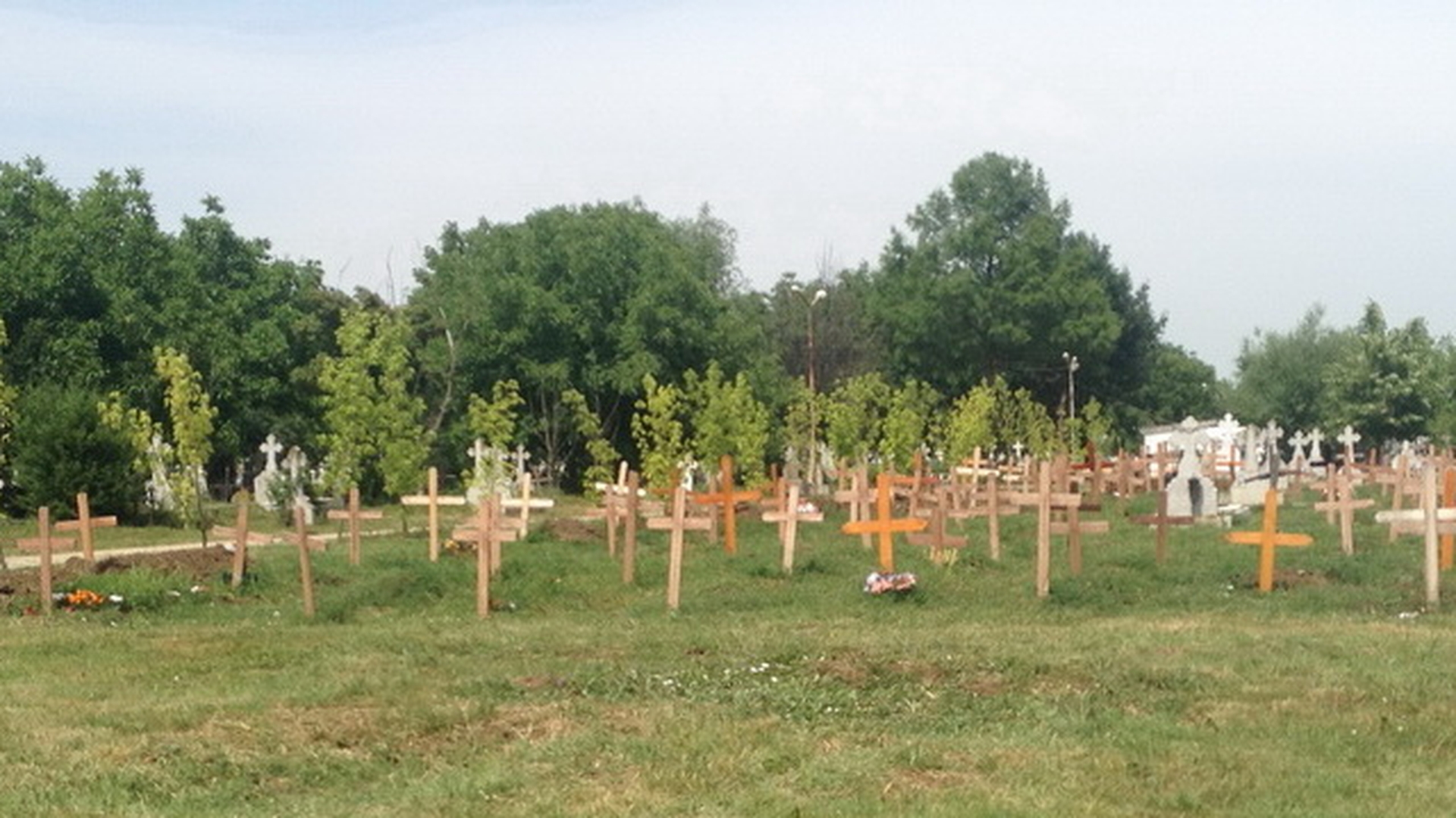 Adevarul despre mineriada din 1990! Ce au gasit fotoreporterii in cimitirul unde se presupune ca au fost inmormantate victimele