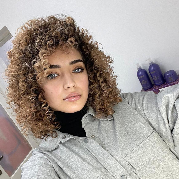 Iubita lui Dennis Man, fotbalistul aflat pe lista lui AC Milan, o adevărată bombă-sexy! Fotografii incendiare cu Alexandra Ionela, fostă Miss Arad în 2014| GALERIE FOTO