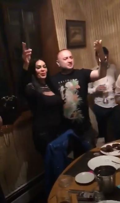 Leo de la Strehaia și soția lui s-au împăcat! Cum s-a îmbrăcat Dana Criminala la o petrecere, unde s-au dat dedicații pe bani