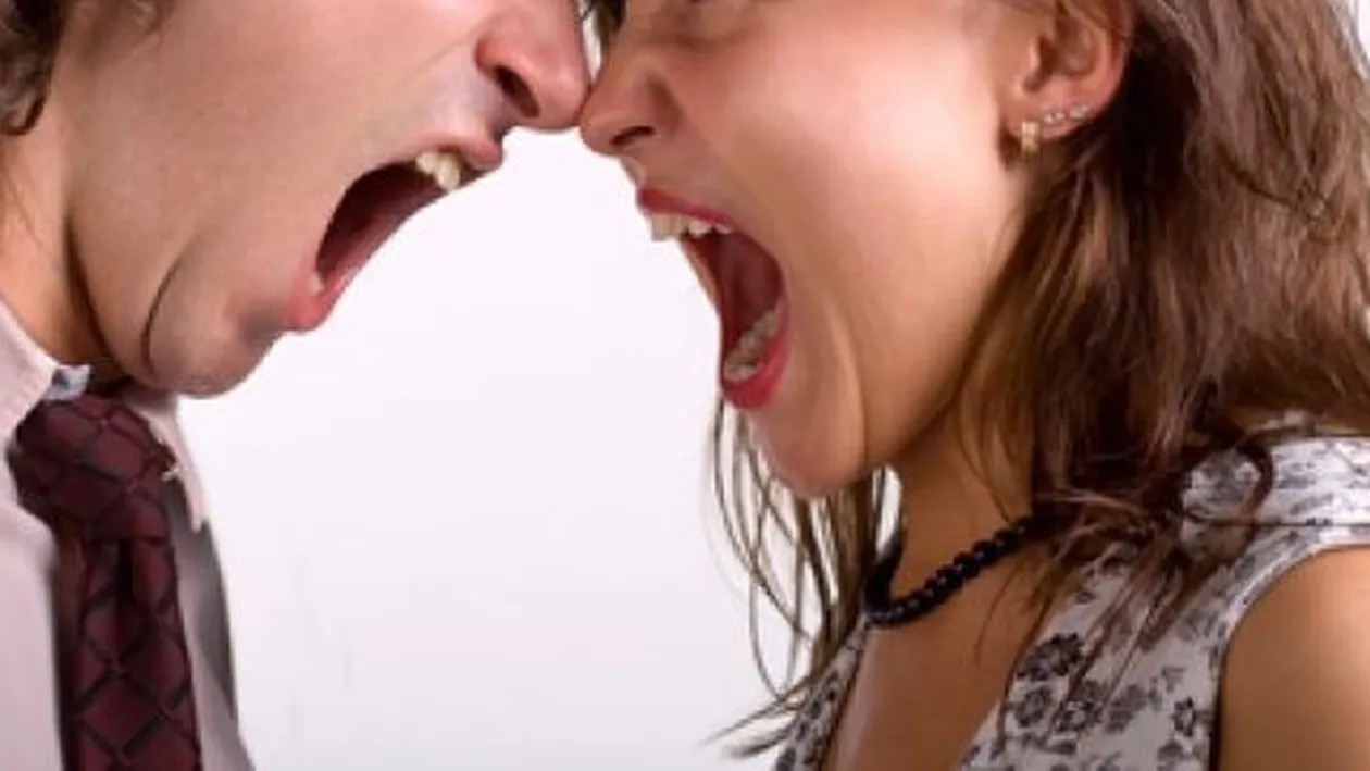 Scandal uriaș după ce o femeie și-a prins bărbatul cu amanta în maşină. Cum a aflat vestea