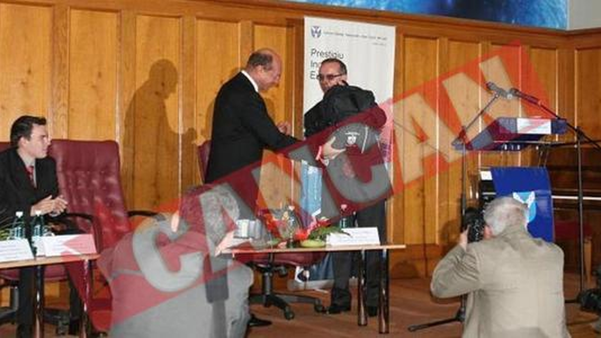 Basescu a dat autografe pe carnetele de student