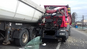 VIDEO. Accident violent în Argeș, două camioane s-au ciocnit! Un bărbat, în stare gravă la spital
