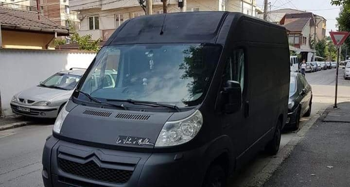 Dubă suspectă în cartierul Berceni din București: “Asta e ambulanța negră!”
