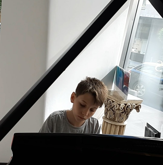Mihai este unul dintre cei mai talentați pianiști din țară