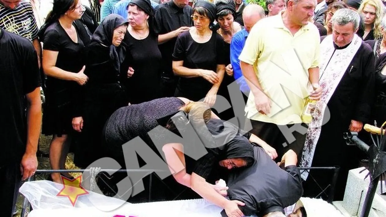 Parintii ziaristei din Iasi ucisa de fratele ei sunt devastati. Ieri si-au ingropat fiica, azi fiul
